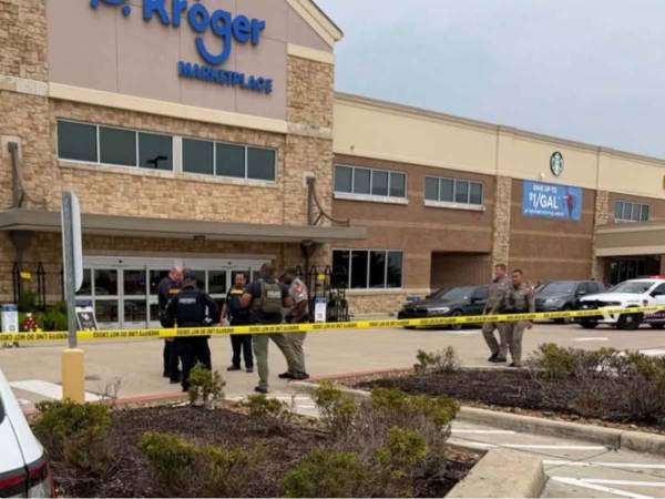 Un hombre señalado por testigos como el presunto atacante fue descrito con camisa amarilla y pantalón negro tras el tiroteo registrado dentro de un Kroger en Cypress, Texas.
