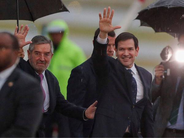 El canciller mexicano Juan Ramón de la Fuente (i) recibe al secretario de Estado de Estados Unidos, Marco Rubio (d), a su llegada al aeropuerto Internacional Felipe Ángeles en México.