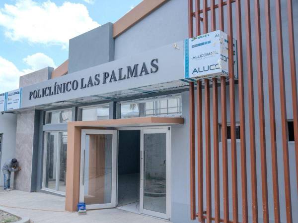 Un hombre trabaja en la fachada del policlínico Las Palmas.