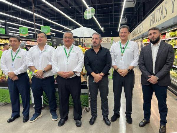 Autoridades de Supermercados La Colonia durante el evento inaugural de la tienda número 69, en el sector de El Chimbo, Santa Lucía.