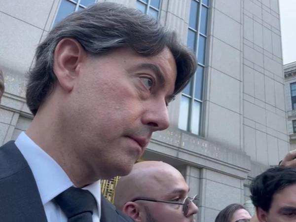 El abogado Renato Stabile da declaraciones a periodistas después de escuchar la sentencia contra Juan Orlando Hernández.