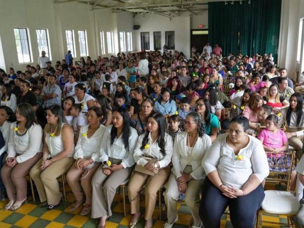 Una ceremonia de graduación especial se realizó en plaza Las Banderas, donde no solo se trata del esfuerzo académico sino de un sueño cumplido para los alumnos, padres de familia y maestros.