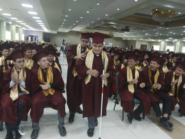 El Instituto José Trinidad Reyes (JTR), que en 2026 celebrará su centenario, graduó el miércoles a 575 nuevos profesionales en dos solemnes ceremonias realizadas en la Universidad Tecnológica de Honduras (UTH).