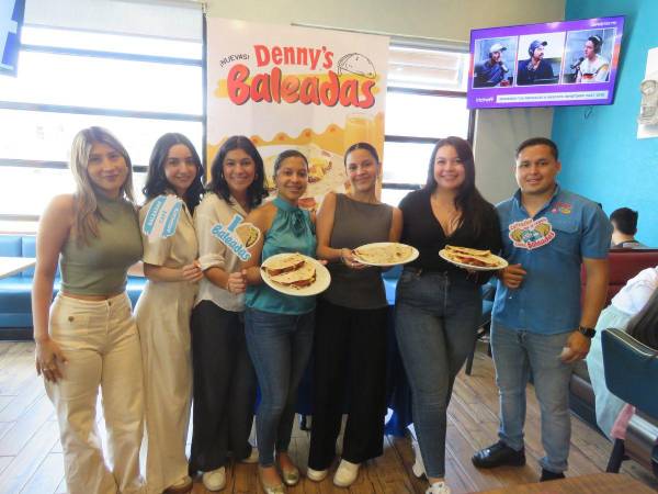 El equipo de Grupo Comidas durante el lanzamiento oficial de las nuevas Denny’s Baleadas, en el restaurante de Jardines del Valle.