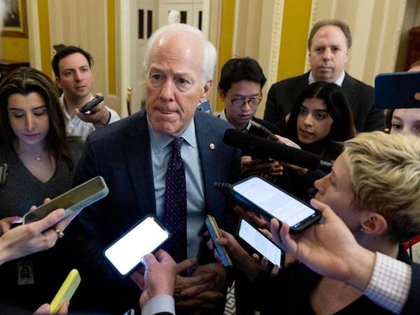 El senador republicano por Texas John Cornyn (c), al atender a la prensa en la sede del Capitolio.