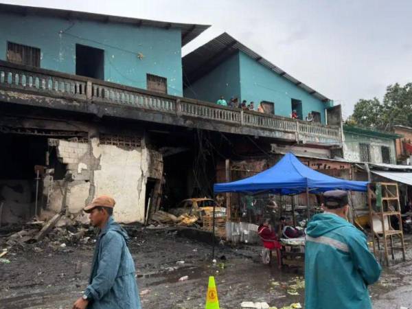 Puestos afectados del mercado Medina tras feroz incendio.