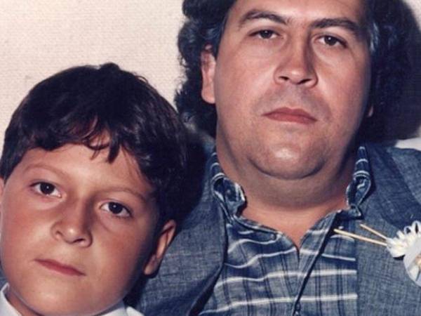 Juan Pablo Escobar, hijo del narcotraficante colombiano Pablo Escobar, quien hoy utiliza el nombre Sebastián Marroquín, rompió el silencio sobre su infancia en la Hacienda Nápoles y reveló detalles de su convivencia con los hipopótamos que su padre introdujo en Colombia.