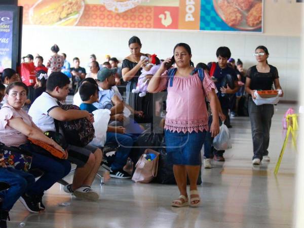 Alta afluencia de viajeros en la Gran Central de San Pedro Sula por el Feriado Morazánico.