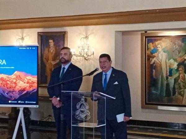 Eduardo Midence, viceministro de Salud, en coferencia este jueves en Tegucigalpa.