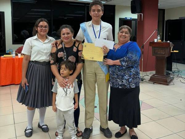 Thomas Abdiel Fúnez posa con su familia tras ganas la olimpiada de español UPNFM 2024.