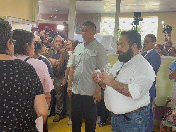Luis Redondo irrespetó a los electores en el instituto San Vicente de Paúl, al no hacer fila para ejercer el sufragio. Los votantes repudiaron el acto y le gritaron fuera, fuera