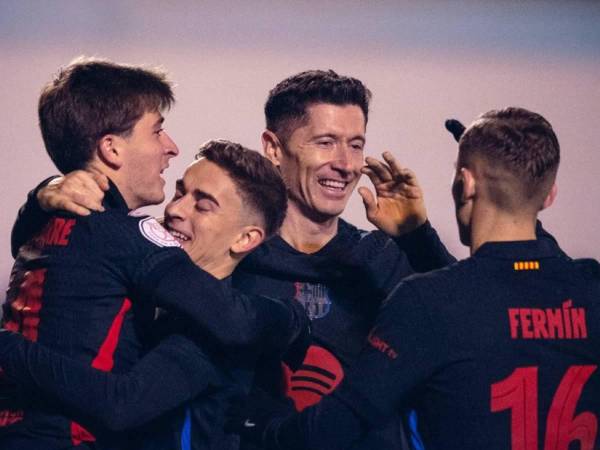 Jugadores del FC Barcelona celebrando uno de los goles en la goleada que recetaron al Barbastro.