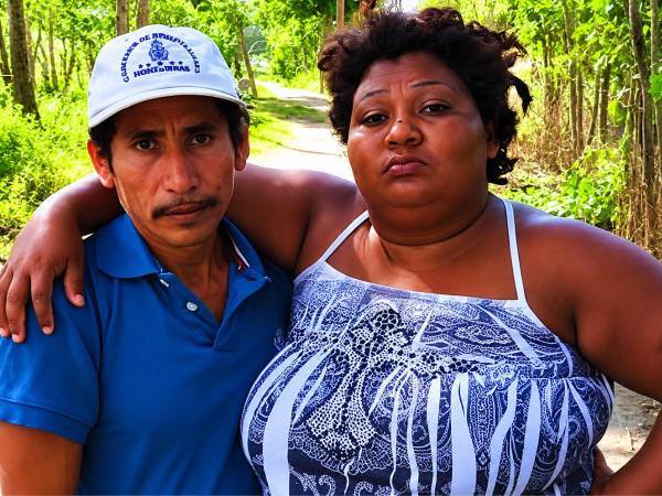 Los populares personajes de redes sociales en Tocoa, Colón, conocidos como María Chichuy y “Marito”, fueron víctimas de un violento ataque armado la noche del martes en la aldea Ilanga, municipio de Trujillo, luego de que presuntamente se negaran a grabar un TikTok con un desconocido.