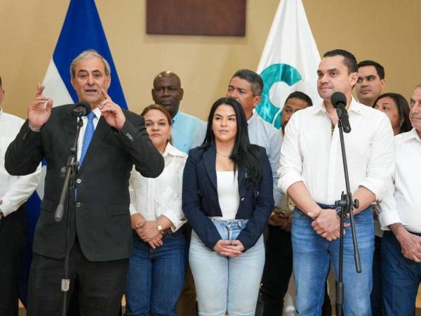 El presidente de la CCIC, Karim Qubain junto al presidente del CN, Tomás Zambrano comparecieron tras finalizar la reunión.
