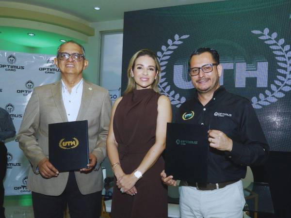 Javier Mejía, rector general de UTH, Karla Matamoros, gerente de SerCargo Logistic y Ricardo Rivera, gerente comercial de Optimus Card fueron los encargados de suscribir el acuerdo.