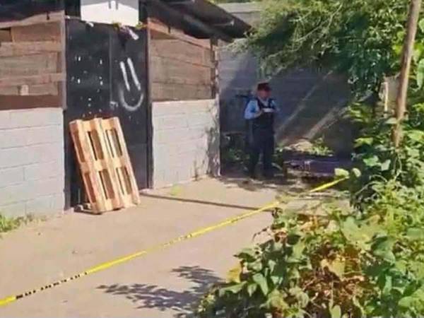 Un hombre murió y una mujer resultó gravemente herida luego de que un sujeto presuntamente atacara a ambos tras sorprender a su amigo con su pareja en una situación íntima. El hecho ocurrió en el sector El Playón, en San Pedro Sula, y es investigado por la Policía Nacional.