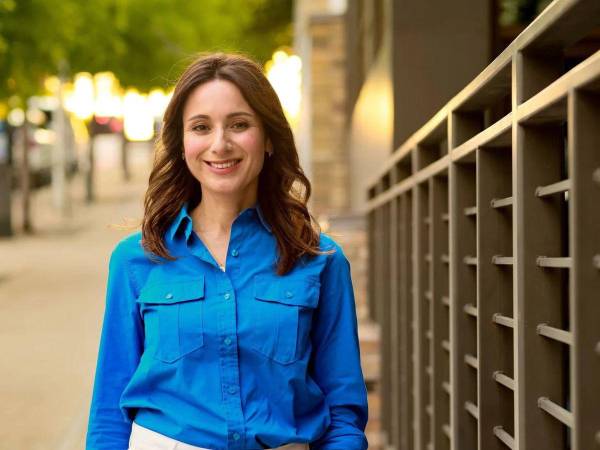 La legisladora estatal de Texas, Gina Hinojosa, es una de las demócratas que abandonó el estado para boicotear un plan de redistribución de distritos,