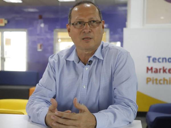 El director de la carrera de Ciencias de la Comunicación de la Universidad de San Pedro Sula, Israel Cruz, conversa con el equipo de Diario LA PRENSA.