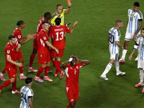 La IFAB fue la encargada de confirmar que Argentina fue beneficiada durante la Copa del Mundo. FOTO EFE.