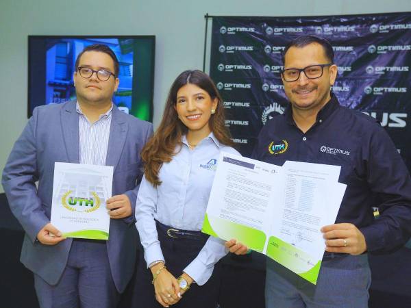 Josías Guzmán, director de la carrera de Psicología de UTH, Valeria Bueso, coordinadora de Estrategia de Mercadeo de Laboratorio Bueso Arias y Ricardo Rivera, gerente comercial de Optimus Card.