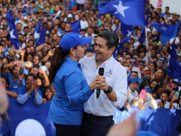 Juan Orlando Hernández se ha dirigido a sus correligionarios nacionalistas para pedir el voto por su esposa Ana García en las próximas elecciones internas.