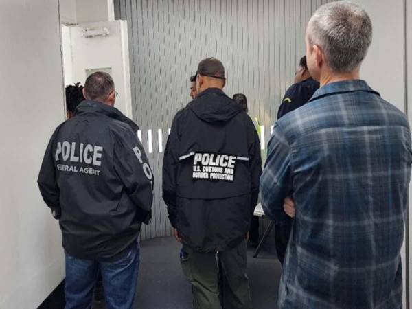Elton Purvis, residente permanente de Estados Unidos deportado a Trinidad y Tobago, presentó una demanda contra el Gobierno estadounidense por presunta negligencia médica y malos tratos durante su detención migratoria.