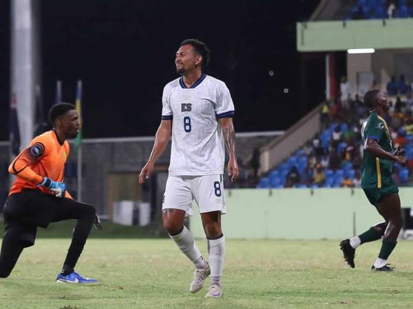 El jugador Brayan Landaverde de El Salvador se lamenta durante la derrota contra San Vicente y la Granadinas.