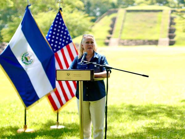 Naomi Fellows, encargada de Negocios de la Embajada de Estados Unidos en El Salvador, se refirió al futuro del TPS para miles de salvadoreños.