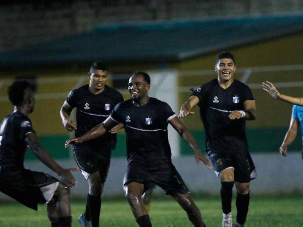 Jugadores del Honduras Progreso celebrando el pase a la siguiente ronda.