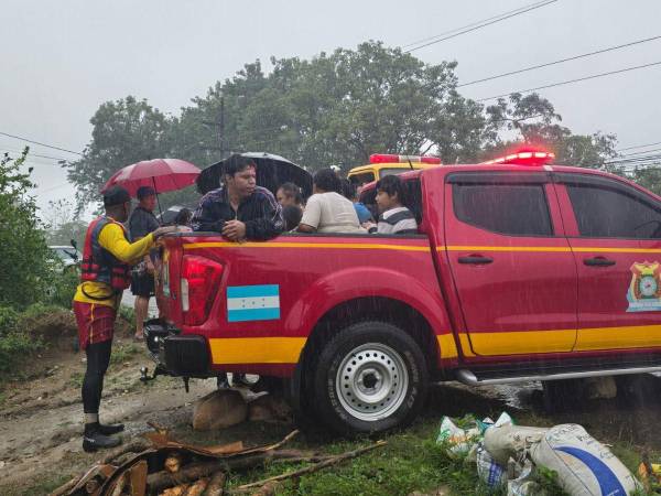 Cuerpo de Bomberos evacuando familias afectadas.