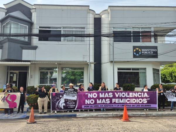 Con una preocupante cifra de 191 femicidios en Honduras en lo que va del año, colectivos de mujeres se concentraron este viernes ante la Fiscalía ceibeña para exigir el cese de las muertes violentas de mujeres.