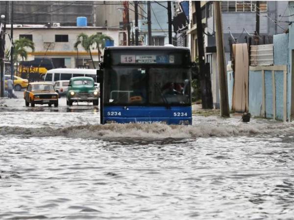 La tormenta Imelda causó inundaciones y deslaves en el oriente de Cuba.