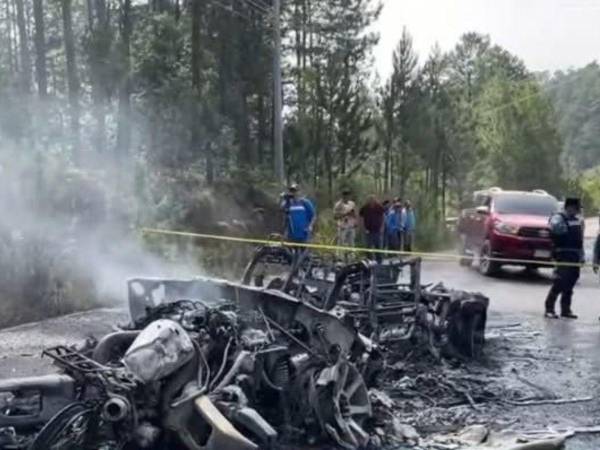 Escena del fatal accidente en la carretera entre Marcala y La Esperanza, donde una colisión entre una camioneta y una motocicleta terminó en un incendio que dejó una persona calcinada.