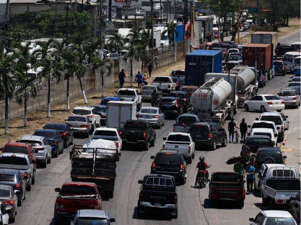 El intercambiador, ubicado a la altura del kilómetro 287 del municipio de Choloma, salida a Puerto Cortés, zona norte de Honduras, busca aliviar un punto crítico por donde circulan más de 25,000 vehículos diarios.