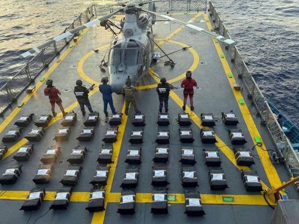 Fotografía tomada de la cuenta oficial en X del secretario de Seguridad y Protección Ciudadana, Omar García Harfuch, @OHarfuch que muestra un decomiso de presunta cocaína en costas del estado de Oaxaca (México).