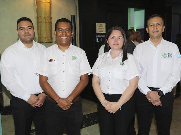 Representantes de Cenosa disfrutando del coctel tras una jornada dedicada a la planificación estratégica en infraestructura.