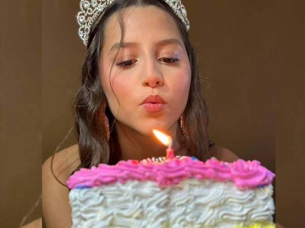 “Feliz cumpleaños, mi niña. Mamá te ama”. Con esas palabras, Lisandra Rosario recordó este 11 de agosto a su hija Gabriela Nicole “Lela” Pratts Rosario, quien cumpliría 18 años, un año después de haber sido asesinada en Aibonito, Puerto Rico.