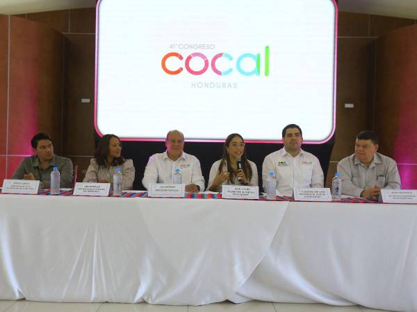 Autoridades de la Secretaría de Turismo, el Buró de Convenciones y la Universidad de San Pedro Sula durante el lanzamiento del congreso Cocal 2025.