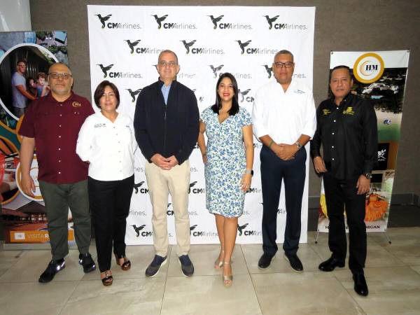 Ejecutivos de HMResort, Piero Dibattista, presidente del Grupo HMresort, Daniela Gutiérrez, directora comercial de CM Airlines, Jesús Reyes de Galaxy Wave y Daniel Pineda, gerente general de Representantes Turísticos.