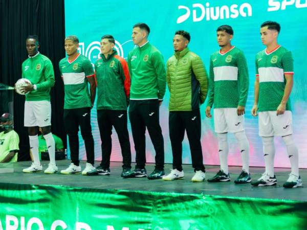 Jugadores del Marathón posan con la camiseta del centenario, una pieza con diseño retro que rinde homenaje a los 100 años de historia verdolaga.