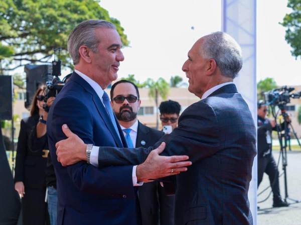 Los presidentes Nasry Asfura y Luis Abinader se saludaron durante el encuentro oficial celebrado en el Palacio Nacional de República Dominicana.