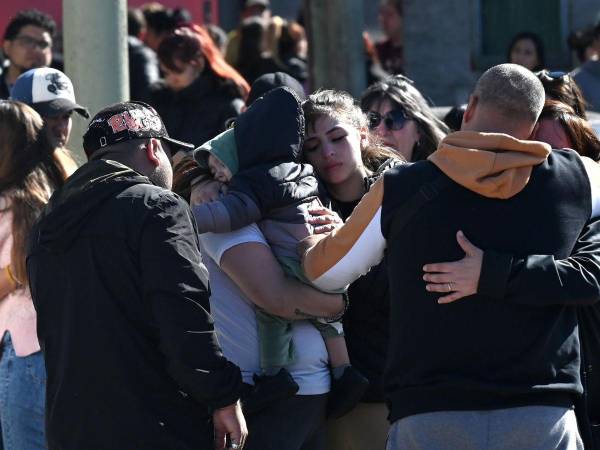 Familiares de las jóvenes asesinadas Brenda del Castillo y Morena Verdi se abrazan afuera del velatorio en el barrio San Justo este jueves, en Buenos Aires (Argentina).