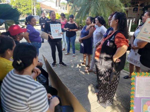 En Tela, Arizona y Esparta, mujeres agrupadas en el Comité de Derechos de la Mujer comenzaron 16 días de activismo contra la violencia de género.