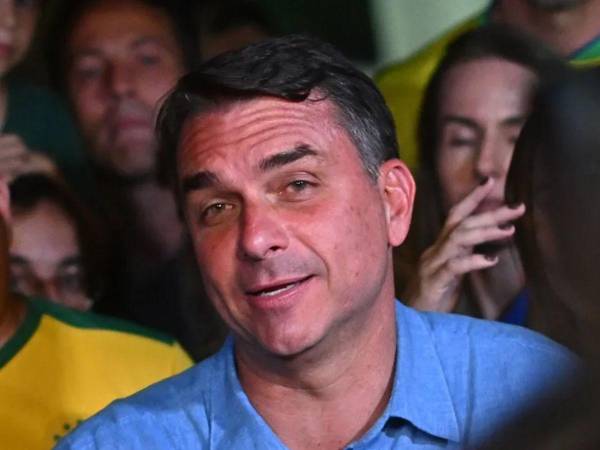 Caiado compareció al lado de Flávio Bolsonaro ante un grupo de militantes y afirmó que es un honor poder recibir al próximo presidente de la República.