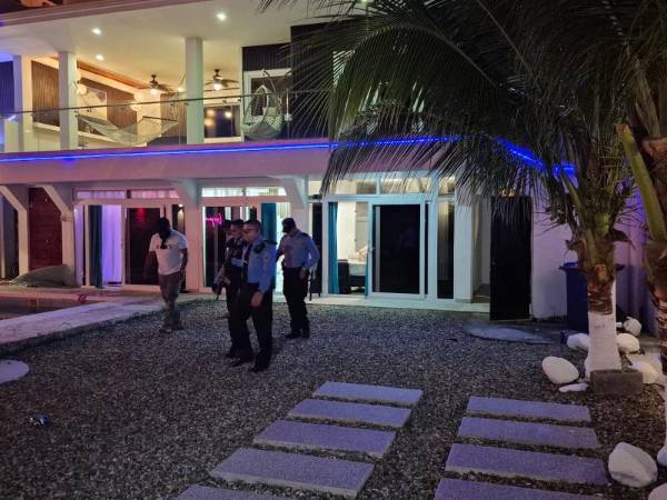 En el interior de esta casa de campo, ubicada en la colonia Garden, de la aldea Roma, en Jutiapa, Atlántida, departían los amigos cuando fueron atacados a balazos.