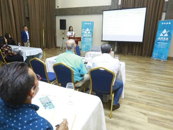 El equipo de la Agencia de Regulación Sanitaria socializa nuevas medidas con representantes de hoteles, restaurantes y centros de recreación de San Pedro Sula.