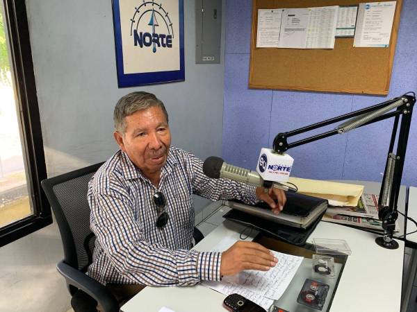 El periodista, Salomón Salguero, en la cabina de Radio Norte, el día que recibió la noticia que recibiría el premio de periodismo Álvaro Contreras.