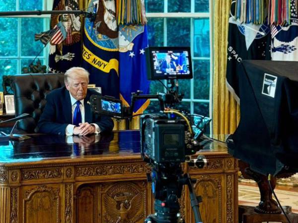 Fotografía publicada en la cuenta oficial en la red social X de la portavoz de la Casa Blanca, Karoline Leavitt, donde aparece el presidente de los Estados Unidos, Donald Trump, grabando un mensaje frente a las cámaras en el Despacho Oval de la Casa Blanca en Washington (EE.UU.).