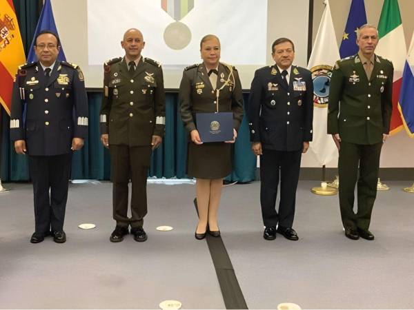 Coronel hondureña Leslie Portillo recibe medalla de la JID.