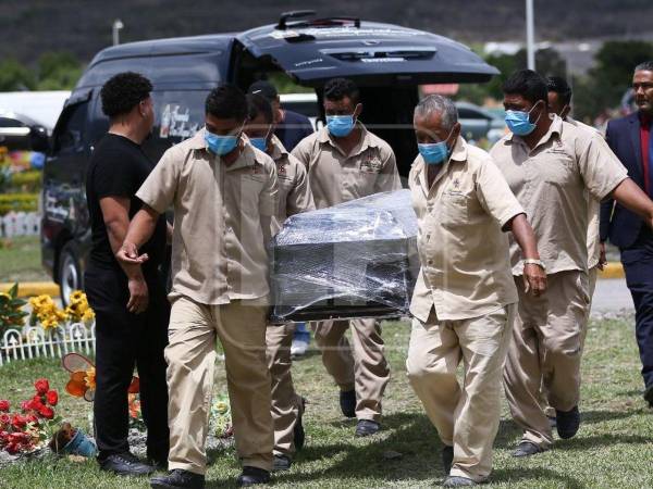 Entre muestras de dolor y consternación, familiares y amigos despidieron este miércoles a cuatro de las víctimas del accidente de tránsito ocurrido el domingo en la carretera CA-4, a la altura del sector de Camalote, en Quimistán, Santa Bárbara.